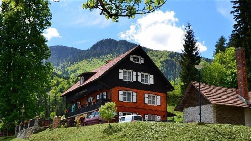 Smucarska Koca Bed and Breakfast Kotlje Exterior foto